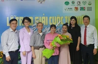 Tác giả đoạt giải nhất cuộc thi viết 'Về nhà' nghẹn ngào cùng nhân vật nhận giải