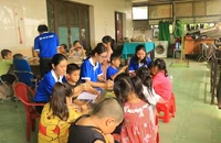Gia sư áo xanh ươm mầm tương lai