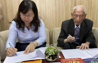 Nhà nghiên cứu Nguyễn Đình Đầu ký hợp đồng tác quyền trọn đời với NXB Trẻ