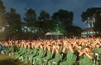 Hàng trăm chiến sĩ hòa mình với đêm nhạc kỷ niệm ngày thành lập Quân đội nhân dân VN