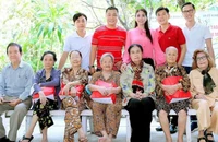 Gia đình Lý Hùng, Lý Hương chúc Tết, tặng quà cho nghệ sĩ lão thành và trẻ em mồ côi