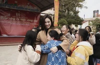 Hoa hậu Đỗ Thị Hà, Thiên Ân và NSƯT Trịnh Kim Chi mang Tết đến cho người khó khăn