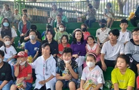 NSND Kim Cương đưa các em nhỏ mồ côi do COVID-19 đi xem xiếc, rối; Cuộc sống nghệ sĩ hài Vũ Quang ở tuổi U70