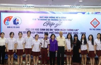 Quỹ học bổng Vừ A Dính gặp gỡ học sinh dự án "Ươm mầm tương lai" trước kỳ thi tốt nghiệp 