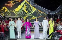 Hương Lan, Thanh Hằng cùng học trò thăng hoa trong đêm nhạc 'Hương trăng như ngọc'