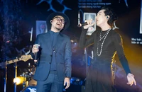 VP Bá Vương cùng Hà Lê, Win... 'quẩy' hết mình cùng khán giả dưới mưa