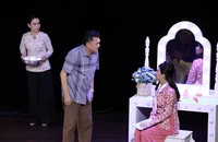 NSƯT Hữu Châu thương diễn viên Hoàng Trinh chịu tang chồng vẫn đến diễn 'Giáng Hương'