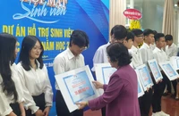 Quỹ học bổng Vừ A Dính trao 198 suất học bổng cho tân sinh viên. Ảnh: VH.