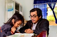 Những 'người thầy bao đồng' cõng chữ lên non 