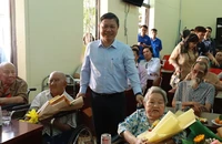 Nghệ sĩ Mạc Can, Huỳnh Thanh Trà vui mừng khi vào Trung tâm dưỡng lão Thị Nghè