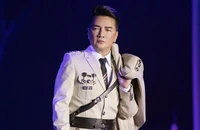 Bị khán giả phản ứng về trang phục có 'huy hiệu lạ' trong đêm diễn, Đàm Vĩnh Hưng nói gì?