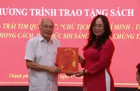 Trao tặng 2 tác phẩm về Chủ tịch Hồ Chí Minh nhân kỷ niệm sinh nhật Bác 