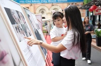 Ngày Bạch biến thế giới: Triển lãm ảnh 'Ô cửa và bầu trời'
