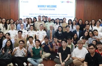 Sinh viên ĐH KHXH&NV giao lưu với thành viên tàu Hải quân Hoàng gia Canada Montréal