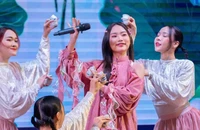 Phương Mỹ Chi hát rock, chầu văn trong tour diễn miễn phí cho học sinh, sinh viên 3 miền