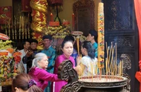 Hàng ngàn người dân đến chiêm bái, bày tỏ lòng biết ơn trong ngày giỗ Đức Tả quân Lê Văn Duyệt
