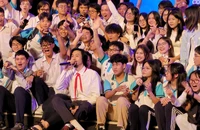 Gần 2.000 học sinh Trường Phổ thông Năng khiếu 'quẫy' cùng Đen Vâu trong ngày khai giảng