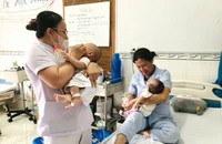 Đưa 2 trẻ của mái ấm Hoa Hồng vào Bệnh viện Nhi đồng 2 điều trị 