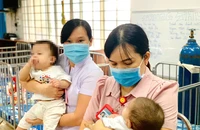 5 trẻ của mái ấm Hoa Hồng đang được điều trị