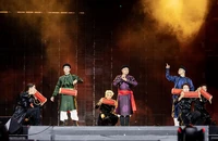 Concert 'Anh trai vượt ngàn chông gai': NSND Tự Long khóc quỳ gối cảm ơn khán giả