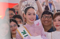 Người hâm mộ reo hò chào đón Hoa hậu Thanh Thủy về nước