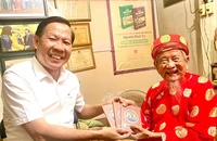 Nhà nghiên cứu Nguyễn Đình Tư tiếp vị khách đặc biệt trước khi lên tàu nhận Giải thưởng Sách Quốc gia