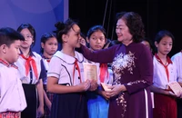 Quỹ học bổng Vừ A Dính trao hơn 300 suất học bổng cho học sinh, sinh viên khó khăn