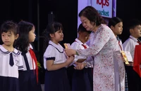 Quỹ học bổng Vừ A Dính hỗ trợ 2,5 tỉ cho học sinh, sinh viên đón Tết 