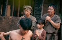 Cùng nói về tục thờ cúng tổ tiên, 'Đèn âm hồn' sẽ đối đầu 'Nhà gia tiên' của Huỳnh Lập?