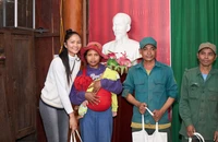 H’Hen Niê cùng gia đình gói bánh tét, tặng quà Tết cho bà con quê nhà 