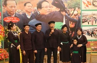 Người dân thôn Làng Nủ vào TP.HCM dự buổi ra mắt sách của nhiếp ảnh gia Nguyễn Á