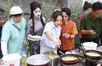 Huỳnh Lập, Phương Mỹ Chi đổ bánh xèo phục vụ hàng trăm khán giả ra rạp xem 'Nhà gia tiên'