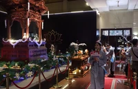 Hàng ngàn người xếp hàng từ 3 giờ sáng để chiêm bái xá lợi Đức Phật