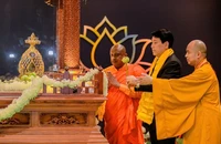 Chủ tịch nước Lương Cường cùng các lãnh đạo chiêm bái xá lợi Đức Phật 