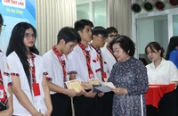 Quỹ học bổng Vừ A Dính gặp mặt học sinh dự án “Ươm mầm tương lai” trước kỳ thi tốt nghiệp 