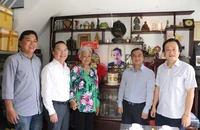 Thăm hỏi và tri ân họa sĩ Đặng Ái Việt, người vẽ hơn 3.200 chân dung Mẹ VNAH