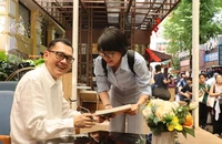 NSƯT Hữu Châu ra mắt sách, bày tỏ lòng biết ơn đối với gia tộc mình