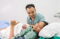 Hoa hậu H'Hen Niê sinh con đầu lòng, nhiếp ảnh gia Tuấn Khôi bật khóc cạnh bà xã