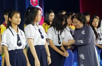 Quỹ Học bổng Vừ A Dính trao học bổng cho các em học sinh năm học mới