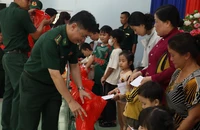 Tết trung thu đến với 350 trẻ khó khăn, con em chiến sĩ biên phòng Bình Châu