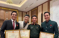 Đại tướng Phan Văn Giang tặng bằng khen của Bộ Quốc phòng cho ê-kíp phim 'Mưa đỏ'