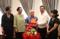 Lãnh đạo TP.HCM thăm và tri ân văn nghệ sĩ tiêu biểu có nhiều đóng góp cho TP.HCM