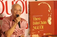 GS.TS Trình Quang Phú kể về những điều đặc biệt khi viết truyện ký 'Theo dấu chân Người'