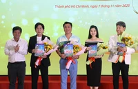NSND Quế Trân ôn kỷ niệm cùng nhận giải Mai Vàng năm 18 tuổi với NSND Thanh Tòng