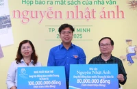 Nhà văn Nguyễn Nhật Ánh cùng NXB Trẻ hỗ trợ đồng bào vùng bão lũ miền Trung