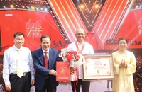 Nghệ sĩ nhiếp ảnh Nguyễn Á được trao kỷ lục 'Tôn vinh giá trị nội dung kỷ lục Việt Nam'
