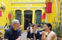 CEO Apple dạo hồ Hoàn Kiếm và khen cafe trứng Việt Nam ngon