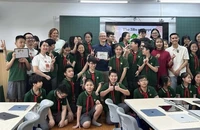 CEO của Apple đến thăm trường Ngôi Sao Hà Nội