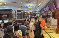 Dân đổ xô đi mua vàng giữa cơn mưa tầm tã, nhiều nơi hết sạch vàng nhẫn 