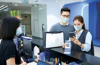 Gặp khó khi xác thực sinh trắc học để chuyển tiền, có cần 'lên đời' điện thoại?